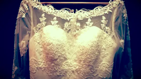 Hochzeitskleid auf einem Kleiderbügel