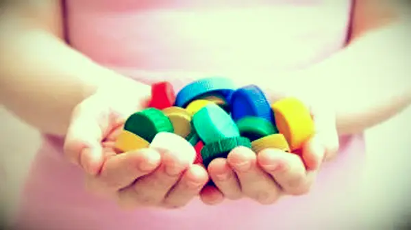 Spôsoby, ako pomôcť charitatívnym organizáciám s uzávermi fliaš