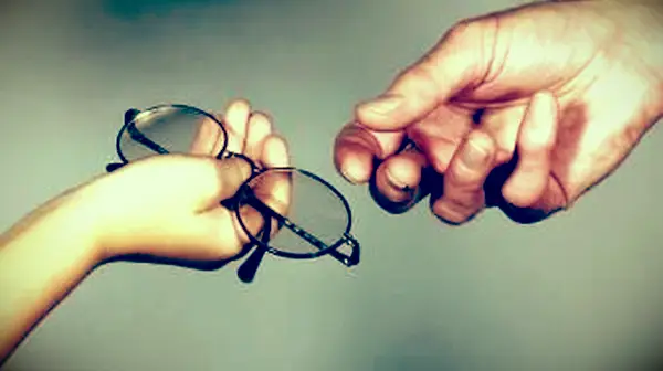 Criança doando óculos