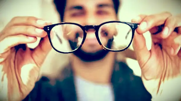 Homem examinando óculos