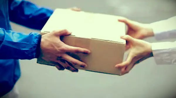 Doručovateľ s balíčkami