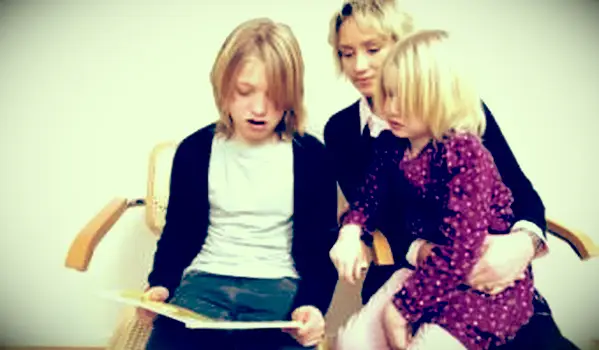 Matka a deti čítajú knihu