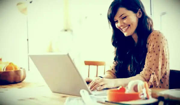 노트북을 사용하는 여자