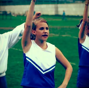 Fille acclamant à un jeu