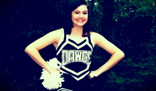 מעודדת במדים בשחור לבן