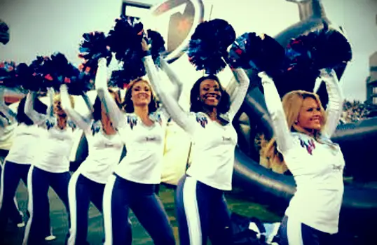 https://cf.ltkcdn.net/cheerleading/images/slide/51524-600x447-PRphotosTennesseeTitans1.webp