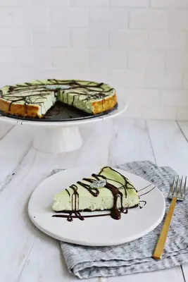 Pastel de queso con albahaca con salsa de chocolate