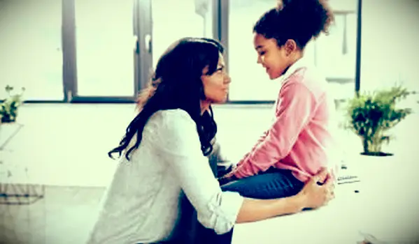 mère et fille parlent