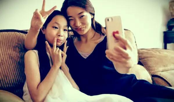 parent et enfant étant stupides