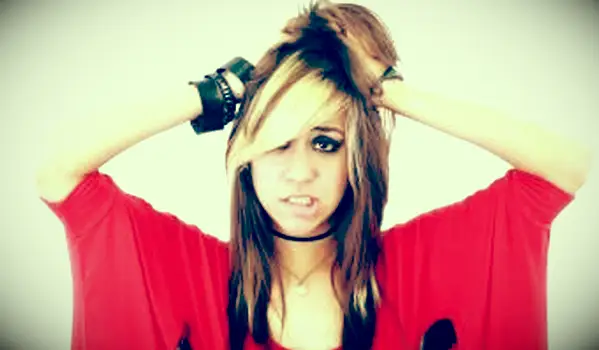 Femme emo kid tenant sa tête