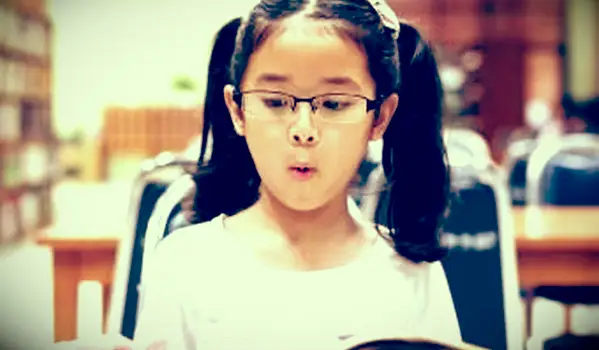 学生が図書館で本を学び、読む