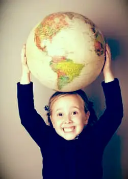 Ragazza con globo sopra la testa