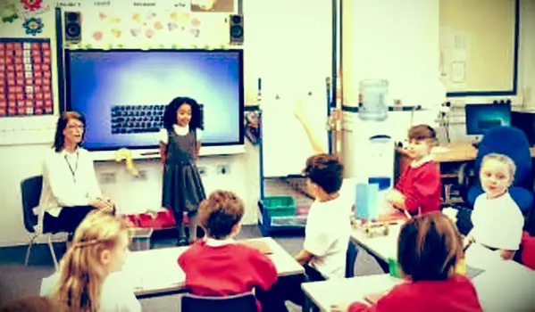 Elementárne dievča prednesie prezentáciu