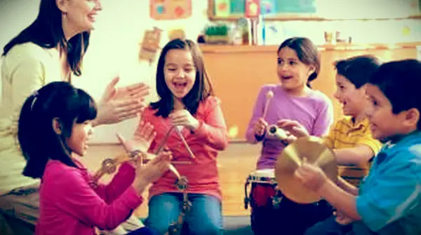 Uczniowie grający na instrumentach muzycznych w klasie