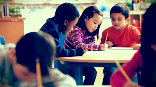 Studenci uczący się w klasie