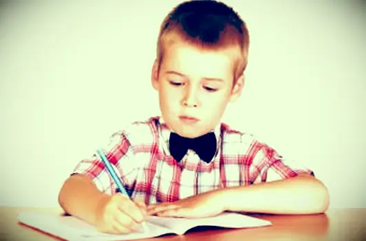 studente che scrive sul taccuino