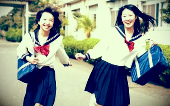 nastoletnie dziewczyny w mundurkach szkolnych