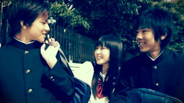 Japońscy chłopcy w mundurach gakuran