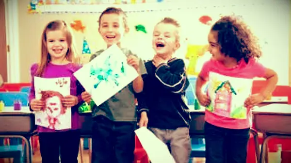 Dzieci na zajęciach plastycznych