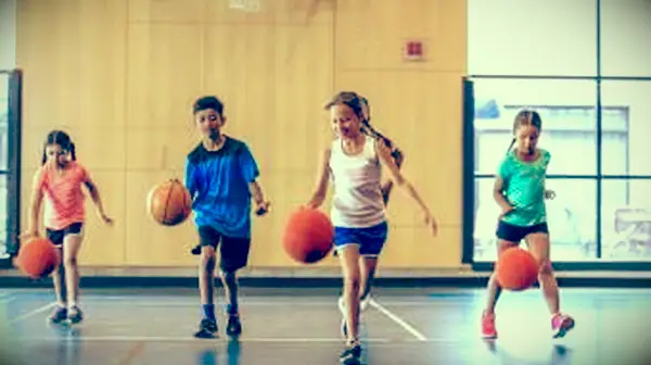 Dribbler des ballons de basket sur le terrain