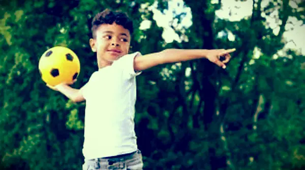 Garçon lançant la balle