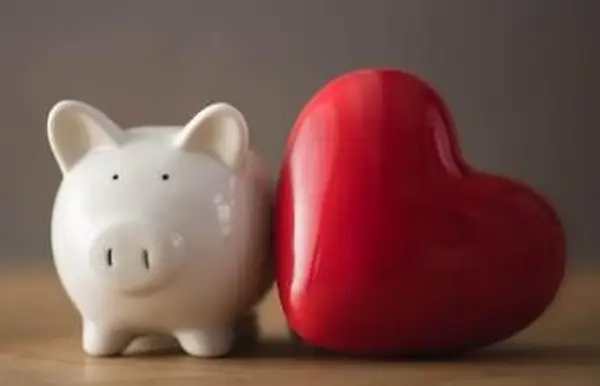 Tirelire avec coeur rouge