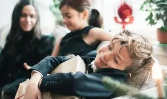 クリスマスプレゼントを持った笑顔の少年