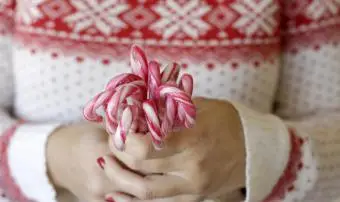 キャンディケインを持つ女性の手