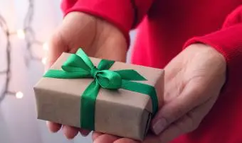 Geschenk mit grünem Band verschenken