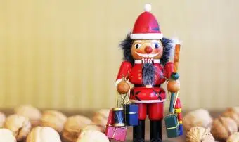 Weihnachtsnussknacker mit Walnüssen