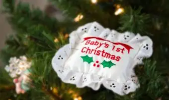 Babys erster Weihnachtsschmuck