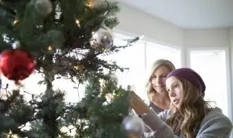 Madre e hija decorando el árbol de Navidad