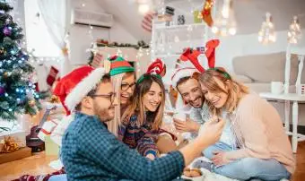 21 juegos de fiesta navideña para adultos que elevan la diversión navideña
