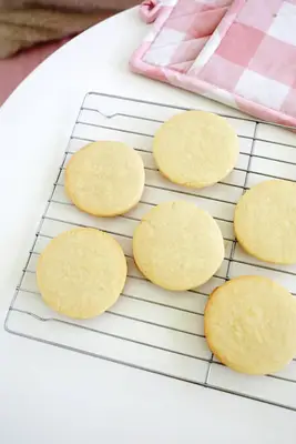 sugar cookies for melted snowman cookies