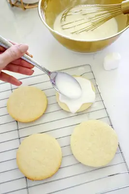 icing melted snowman cookies