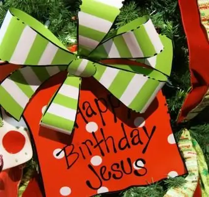 Feliz cumpleaños Jesús explicado en un árbol de Navidad decorado