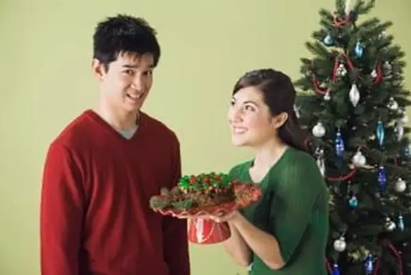 Femme donnant à l'homme un gâteau aux fruits non désiré