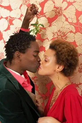 pár bozkávajúci sa pod imelom