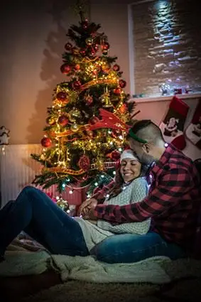 Mladý pár vo vianočnej romantike