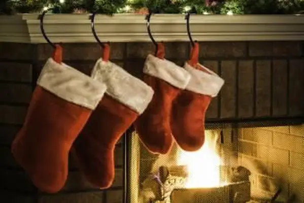 Des bas de Noël accrochés à la cheminée,