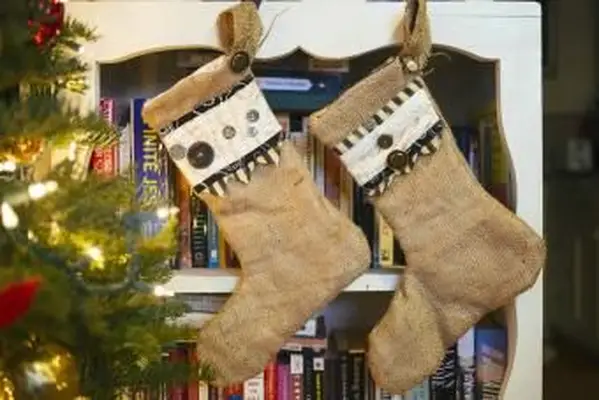 Calze appese alla libreria