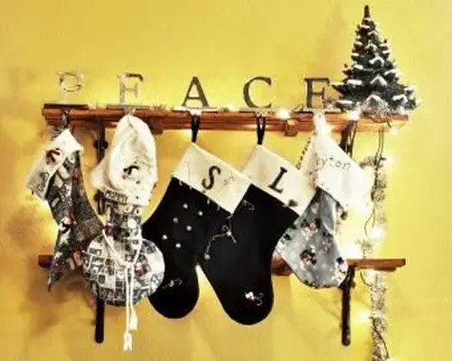 Calze di Natale appese agli scaffali