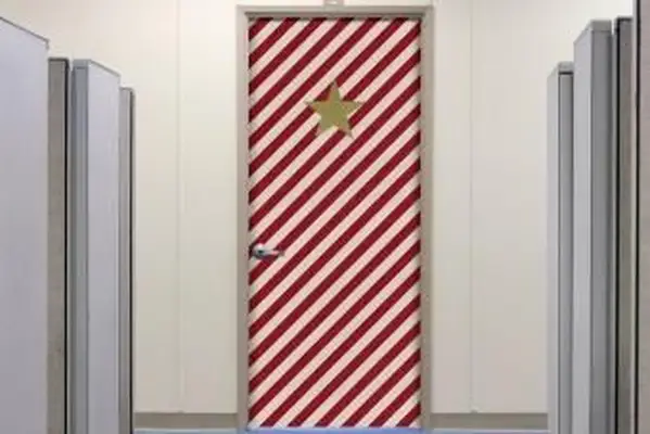 5 idee uniche per il concorso di decorazione della porta dell'ufficio di Natale