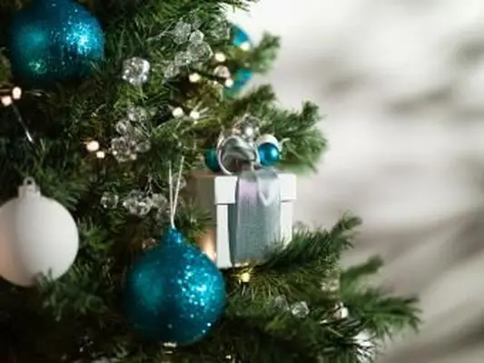 파란색과 흰색 크리스마스 트리 장식품