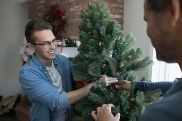 인공 크리스마스 트리 올리기