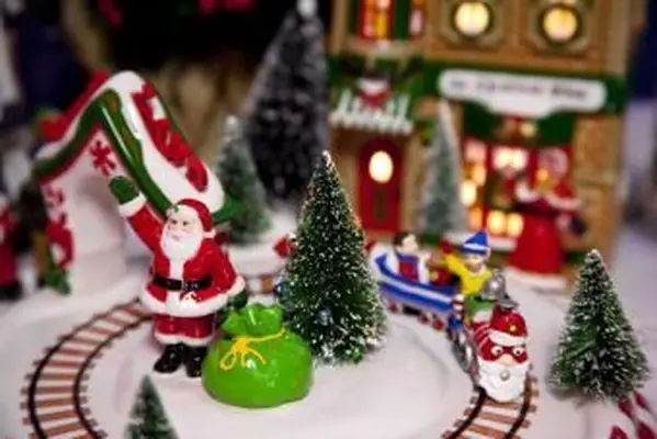 Cena de Natal em miniatura com Papai Noel e uma cauda de sacola de brinquedo