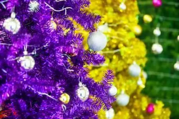 Alberi di Natale in alluminio colorato