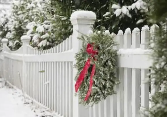 https://cf.ltkcdn.net/christmas/images/slide/253929-850x595-10_Wreath_fence.webp