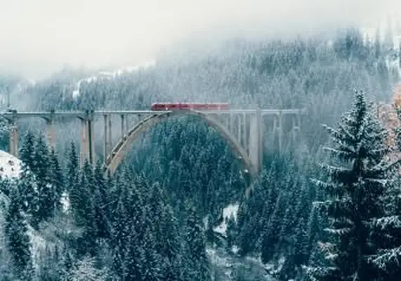 https://cf.ltkcdn.net/christmas/images/slide/253932-850x595-13_Train_Snowy_Bridge.webp