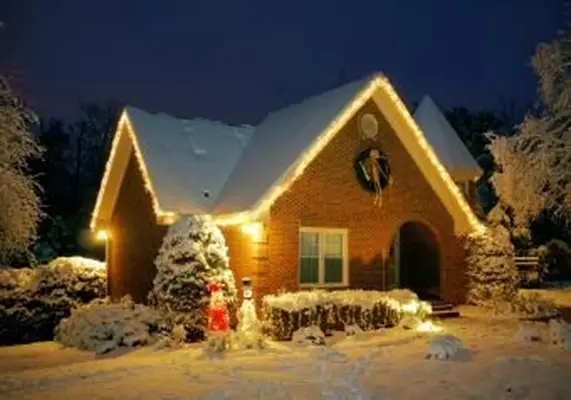 https://cf.ltkcdn.net/christmas/images/slide/253927-850x595-8_christmas-cottage.webp